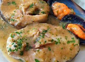 Una foto de Merluza en salsa de pimienta verde y caldo de mejillones