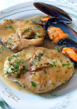 Una foto de Merluza en salsa de pimienta verde y caldo de mejillones