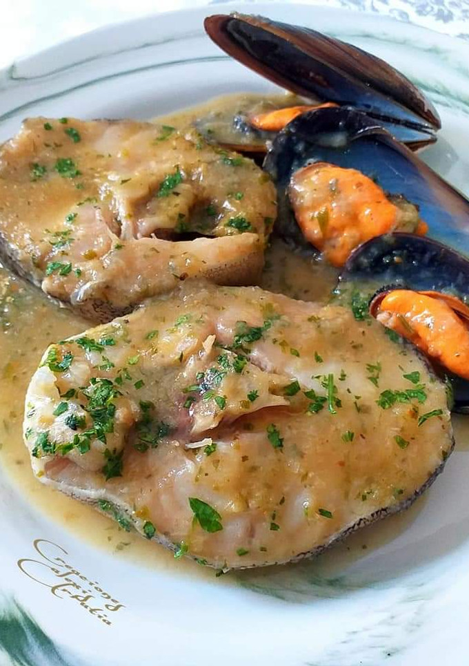 Una foto de Merluza en salsa de pimienta verde y caldo de mejillones