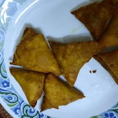 A picture of Qeemay k fried samosay.