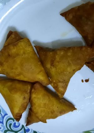 A picture of Qeemay k fried samosay.