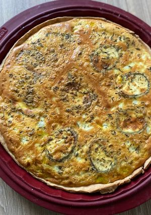 Une photo de Quiche printanière poireaux chèvre frais et herbes de Provence