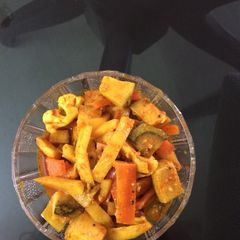 A picture of Mixed vegetables pickle with mango flavor.