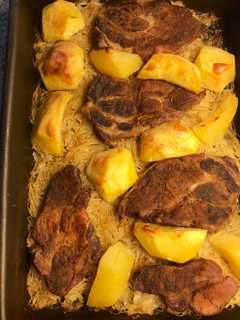 Fűszeres tarja sütve savanyú káposzta ágyon burgonyával recept fotója