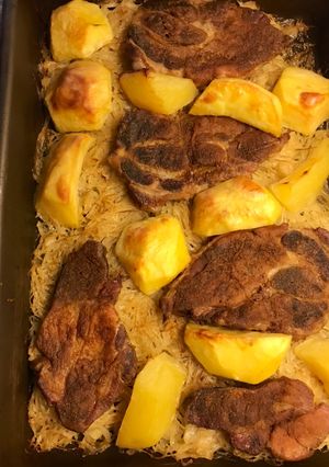Fűszeres tarja sütve savanyú káposzta ágyon burgonyával recept fotója