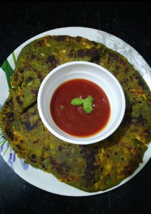 પાલક પનીર પરાઠા (Palak Paneer Paratha Recipe In Gujarati) રેસીપી મુખ્ય ફોટો
