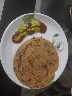 ગાર્લિક લચ્છા પરાઠા (Garlic Laccha Paratha Recipe In Gujarati) રેસીપી મુખ્ય ફોટો