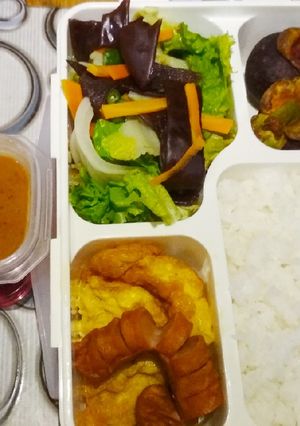 Foto resep Ide bekal suami "Pecel, telor + sosis goreng"