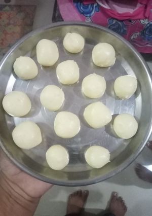 વ્હાઈટ ચોકલેટ ફજ બોલ્સ (White chocolate fudge balls) રેસીપી મુખ્ય ફોટો