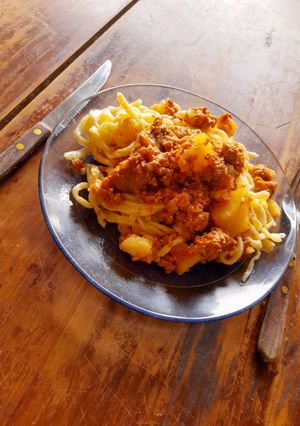 Una foto de Tallarines caseros 🍝 con salsa de pimientos rojos!!