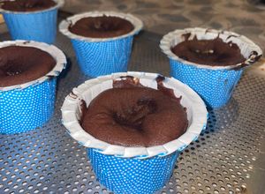 Une photo de Coulant au chocolat ultra coulant et facile. Avec un cœur coulant chocolat blanc