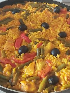 Una foto de Paella de pollo y verduras