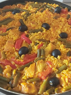 Una foto de Paella de pollo y verduras