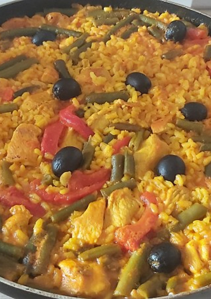 Una foto de Paella de pollo y verduras