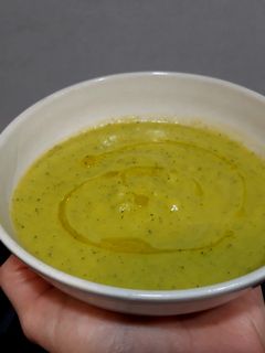 Una foto de Crema de calabacín, puerro y boniato