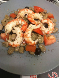 Una foto de Ensalada de habitas y langostinos