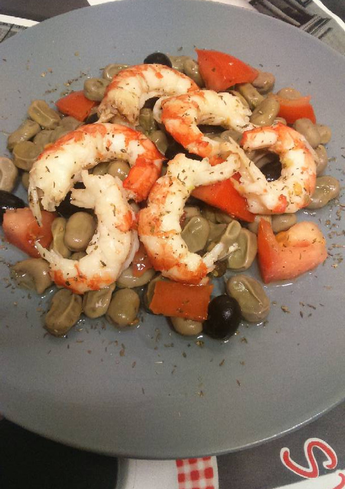 Una foto de Ensalada de habitas y langostinos