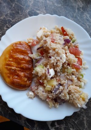 Kuszkusz saláta grill sajttal recept fotója