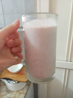 Una foto de Licuado de 🍓,🍌 y🍎