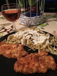 Csirkemell parmezános köntösben, kéksajtos metélttel recept fotója