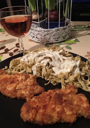 Csirkemell parmezános köntösben, kéksajtos metélttel recept fotója