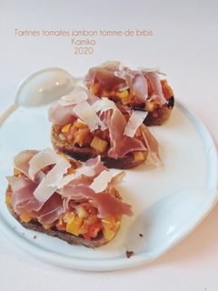 Une photo de Tartines de tomates jambon et tomme de brebis