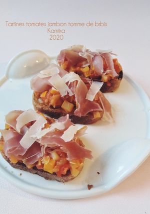 Une photo de Tartines de tomates jambon et tomme de brebis