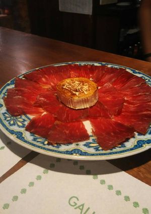 Una foto de Cecina con rulo de cabra