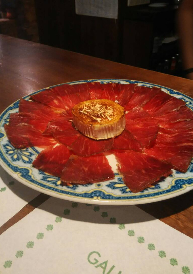 Una foto de Cecina con rulo de cabra