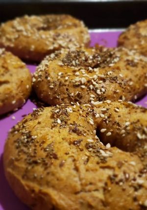 Una foto de Bagels integral con mix de semillas