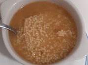 Una foto de sopa de gallina