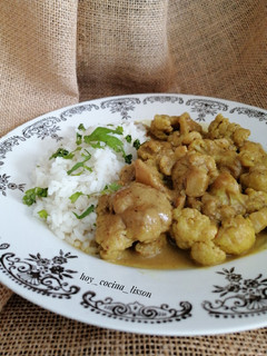 Una foto de Gobi curry (curry de coliflor)