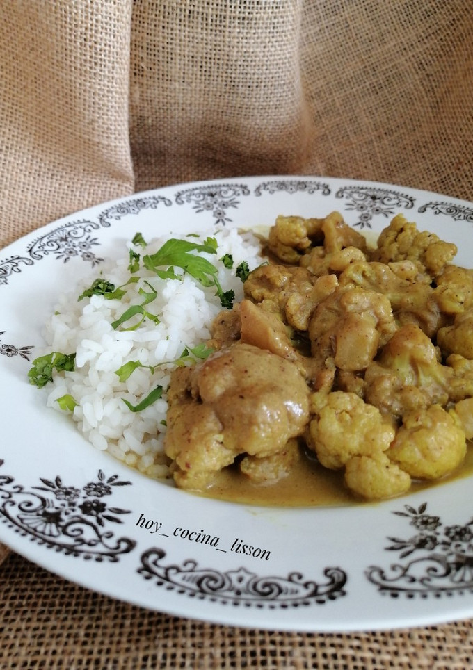 Una foto de Gobi curry (curry de coliflor)