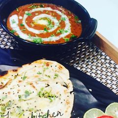 A picture of Dal makhni with garlic naan.