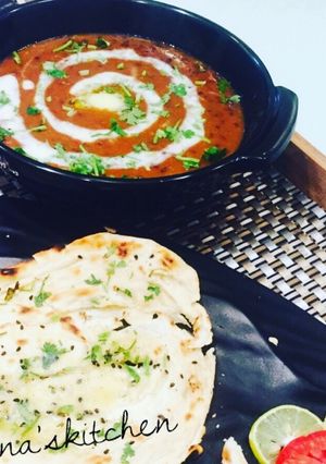 A picture of Dal makhni with garlic naan.