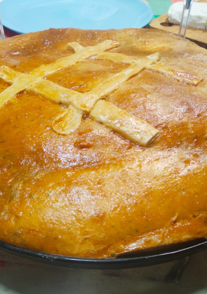 Una foto de Empanada de codillo de cerdo, cebolla caramelizada y pasas