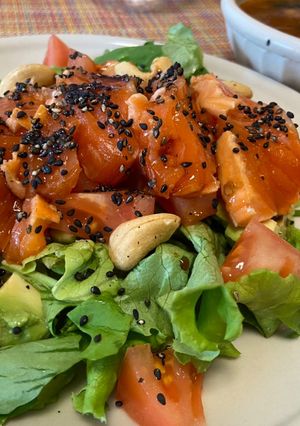 Hình của món Salad cá hồi chín tái sốt teriyaki (Salad with medium-rare teriyaki salmon).