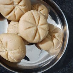 A picture of માવાના પેંડા.