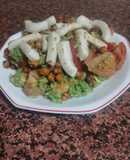 Ensalada de brócoli, calamares y garbanzos crujientes