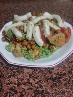 Una foto de Ensalada de brócoli, calamares y garbanzos crujientes