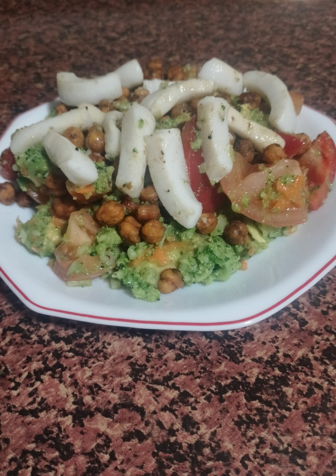 Una foto de Ensalada de brócoli, calamares y garbanzos crujientes