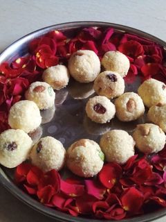 இதய வடிவிலான ரவா லட்டு (Rava laddo recipe in tamil) செய்முறை முக்கிய புகைப்படம்
