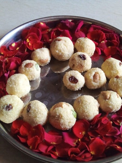 இதய வடிவிலான ரவா லட்டு (Rava laddo recipe in tamil) செய்முறை முக்கிய புகைப்படம்