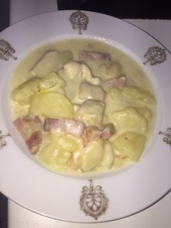 Una foto de Patatas con nata, pollo y panceta ahumada