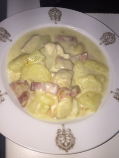 Una foto de Patatas con nata, pollo y panceta ahumada