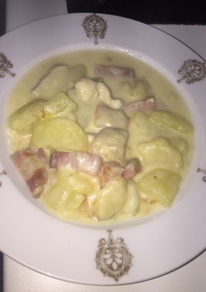 Una foto de Patatas con nata, pollo y panceta ahumada