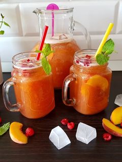 O poză a rețetei Limonadă de piersici și zmeură.