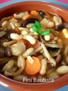 Una foto de Habichuelas o alubias con setas variadas (vegana)
