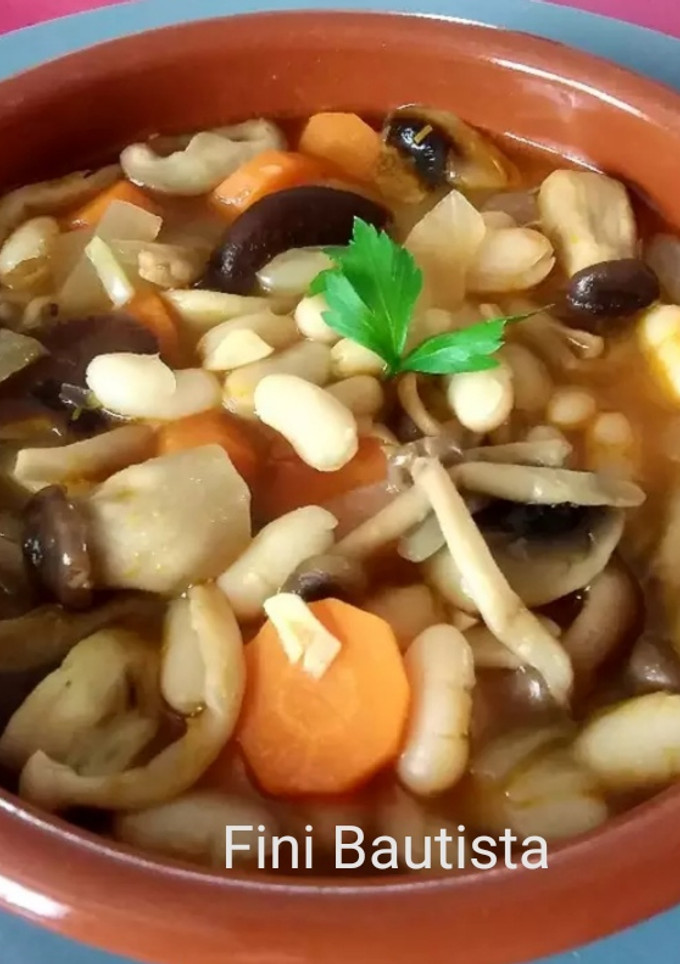 Una foto de Habichuelas o alubias con setas variadas (vegana)