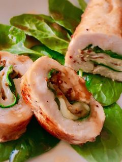Una foto de Pollo relleno de espinaca y mostaza con salsa reducción de ajo y miel